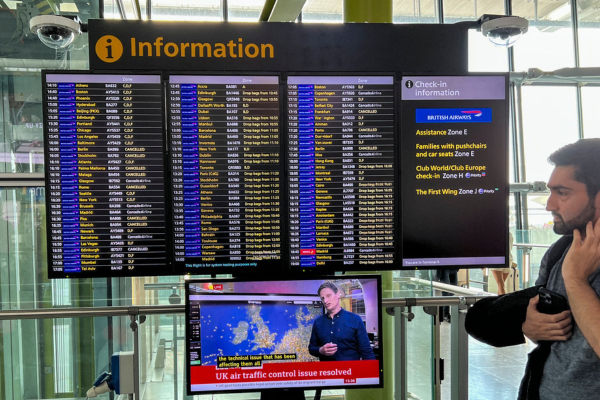 Συνεχίζεται το χάος στα αεροδρόμια: Το λάθος που οδήγησε στο blackout - Οδύσσεια ημερών για την επιστροφή