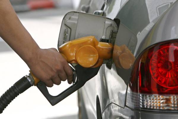 «Σταθερές οι τιμές της βενζίνης στην Ελλάδα παρά τις ανατιμήσεις στη διεθνή αγορά»