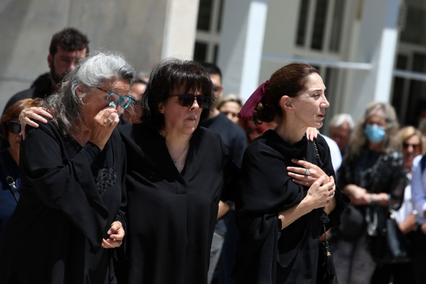 Συγκίνηση στην κηδεία της Νόνικας Γαληνέα - Συντετριμμένες οι κόρες της (φωτογραφίες)