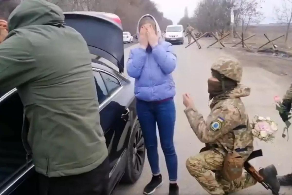 Πόλεμος στην Ουκρανία: Της έκανε πρόταση γάμου σε… στρατιωτικό μπλόκο (Βίντεο)