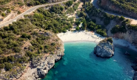 Η αθέατη παραλία της Πελοποννήσου με το τρομακτικό όνομα