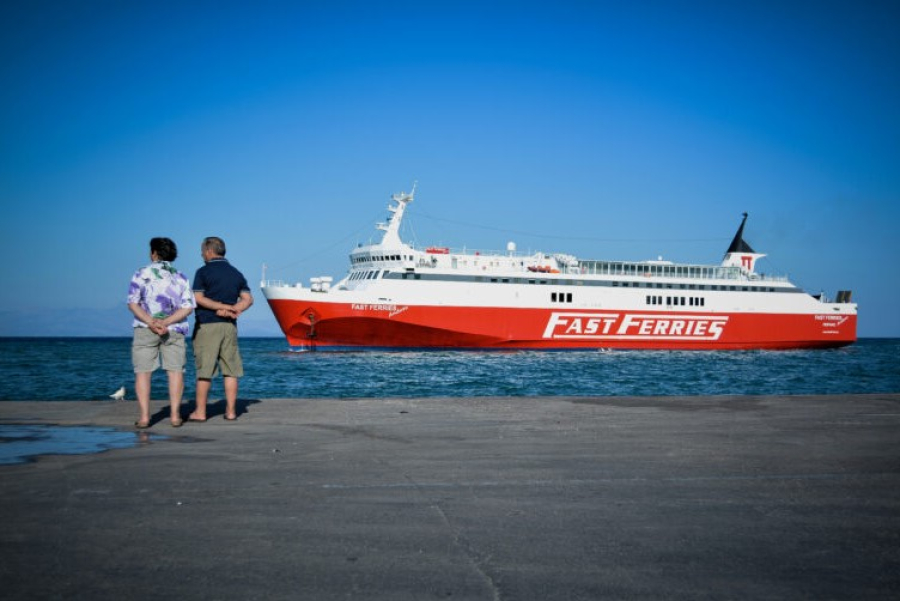Μηχανική βλάβη στο Fast Ferries Andros - Το πλοίο κατέπλευσε στη Μύκονο
