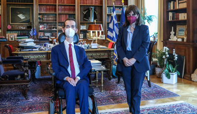 Η Σακελλαροπούλου υποδέχθηκε τον Κυμπουρόπουλο στο Προεδρικό Μέγαρο