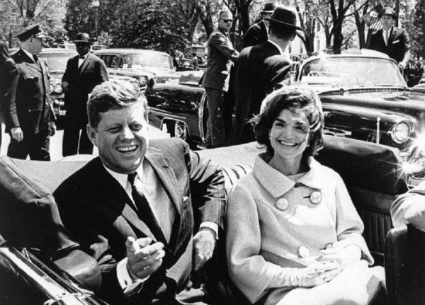 ΗΠΑ: Ο Μπάιντεν αναβάλλει τον αποχαρακτηρισμό των απόρρητων αρχείων για τη δολοφονία του JFK