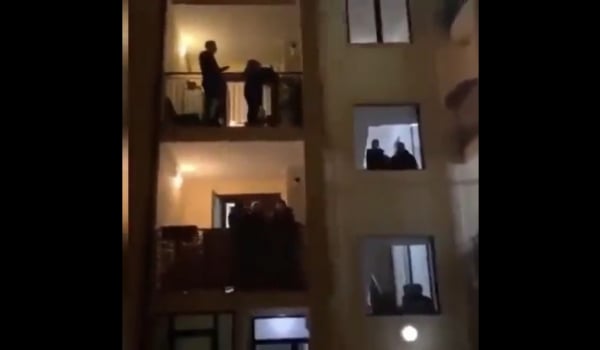 Κίεβο: Μια ολόκληρη γειτονιά τραγουδά στα μπαλκόνια το Roar της Κέιτι Πέρι! (Βίντεο)