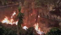 Φωτιά στην Εύβοια: Οι κάτοικοι στη Γερακιού παλεύουν μόνοι τους, απέναντι στις φλόγες