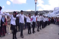Μύκονος: Κυριακή των Βαΐων με «μυκονιάτικο χασάπικο» στο παλιό λιμάνι (βίντεο)