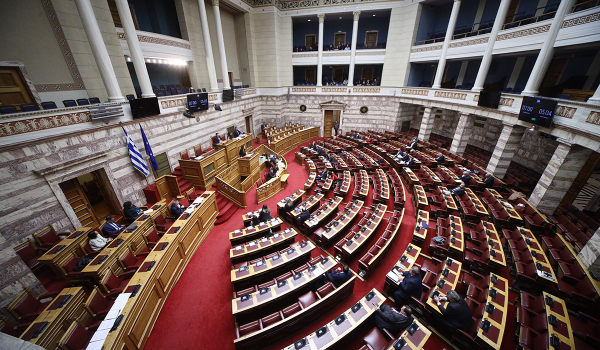 LIVE η συζήτηση στη Βουλή για τα ομόφυλα ζευγάρια – Το βράδυ η ονομαστική ψηφοφορία