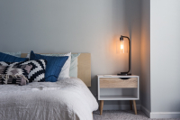 Airbnb: Πώς θα καταλάβετε εάν υπάρχουν κρυφές κάμερες στο δωμάτιό σας