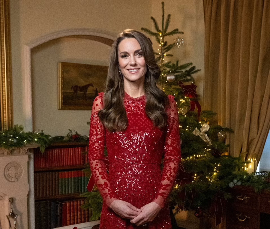Η γιορτινή εμφάνιση της Κέιτ Μίντλετον με κόκκινο φόρεμα ενόψει των Χριστουγέννων