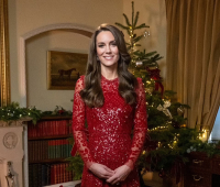 Η γιορτινή εμφάνιση της Κέιτ Μίντλετον με κόκκινο φόρεμα ενόψει των Χριστουγέννων