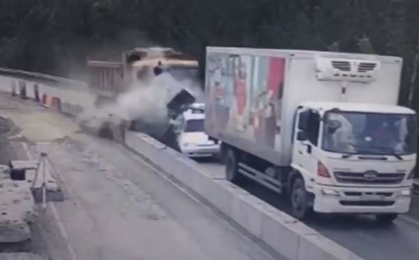 Εφιαλτικό δυστύχημα: Φορτηγό ισοπεδώνει 5 αυτοκίνητα - 2 νεκροί και 7 τραυματίες