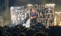 Σωκράτης Μάλαμας: Πανό σε συναυλία στο Ηράκλειο κατά Λιγνάδη και υπέρ Μιχαηλίδη