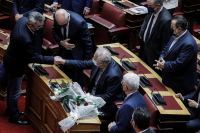 Φώφη Γεννηματά: Συγκίνηση και λουλούδια στο έδρανό της στη Βουλή
