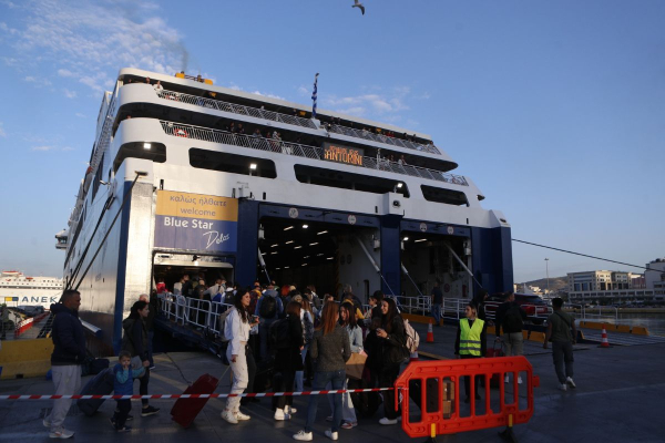 Κορυφώνεται η έξοδος του Πάσχα, αδειάζει η Αθήνα: Γεμάτα φεύγουν πλοία και λεωφορεία τη Μ. Πέμπτη