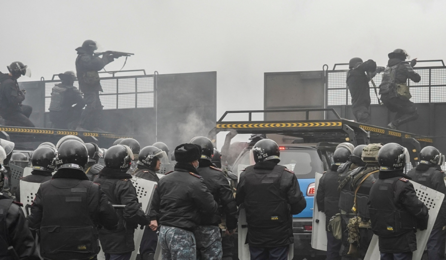 Καζακστάν: Στα χέρια των διαδηλωτών τα όπλα της Εθνικής Ασφάλειας - Επίθεση στο Προεδρικό Μέγαρο, τουλάχιστον 8 νεκροί (Συγκλονιστικά βίντεο)