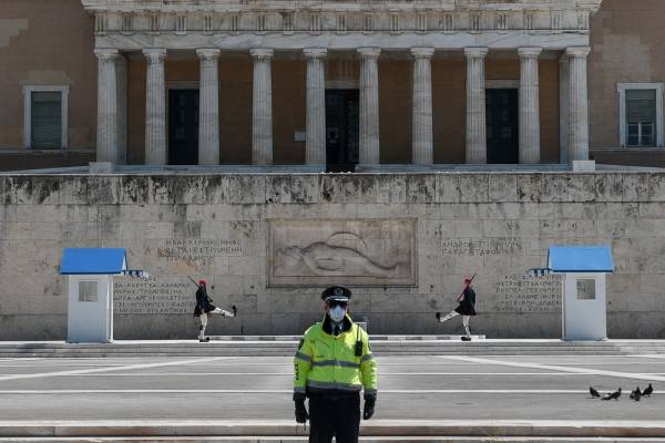Γιώργος Καρελιάς: Οι Ελληνες πετάνε από τη χαρά τους ή πώς η προπαγάνδα κάνει παπάδες…