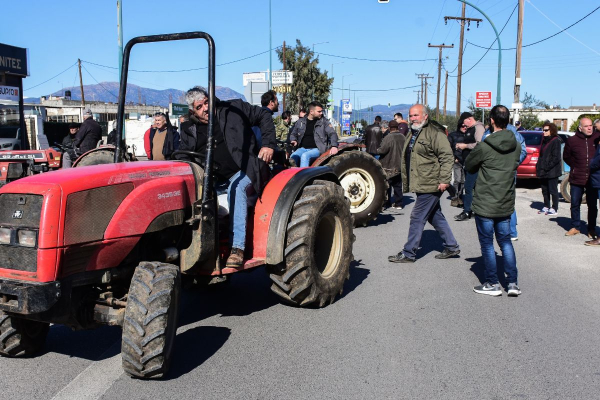 Τετ-α-τετ Χρυσοχοΐδη με αγρότες για να οργανώσουν την κάθοδο των τρακτέρ στην Αθήνα