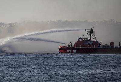 Φωτιά σε πλωτή δεξαμενή στο Πέραμα - Καλά στην υγεία τους οι εργαζόμενοι