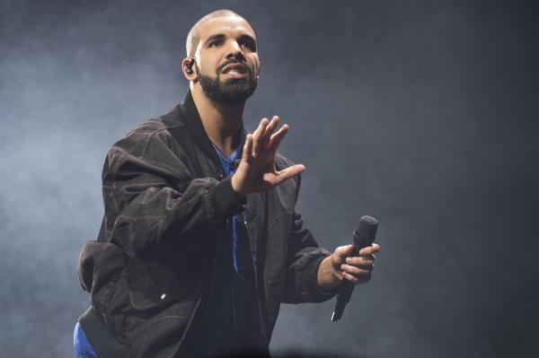 O Drake αγόρασε το δαχτυλίδι του Tupac για 1 εκατομμύριο δολάρια