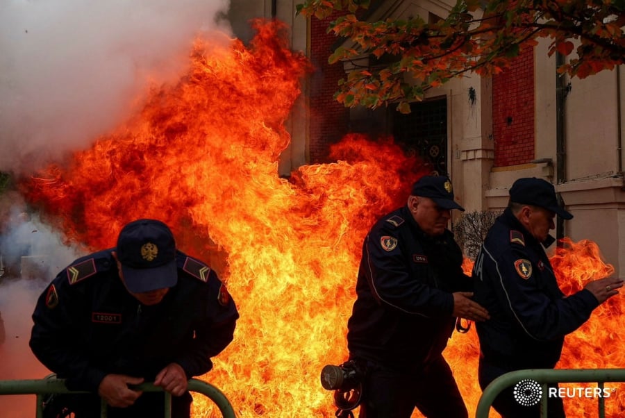 Αλβανία: Συγκρούσεις στα Τίρανα - Διαδηλωτές επιτέθηκαν με μολότοφ στο Δημαρχείο (βιντεο)