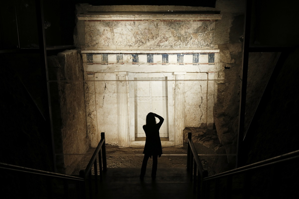 Βρέθηκε τάφος Ελληνίδας εταίρας «που συντρόφευε την εκστρατεία του Μεγάλου Αλεξάνδρου» – Ο σπάνιος καθρέφτης που έλυσε το μυστήριο