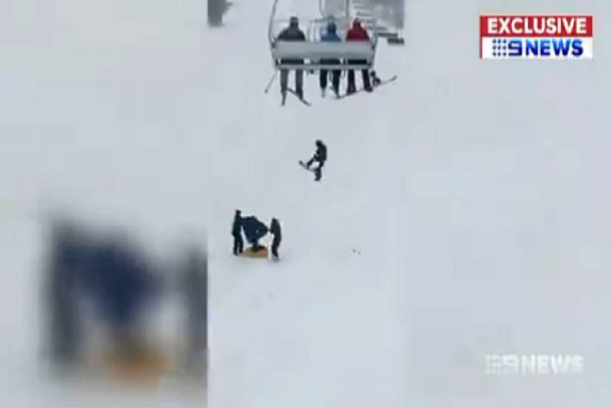 Σοκαριστικό βίντεο: Snowboarder πέφτει από το ski-lift