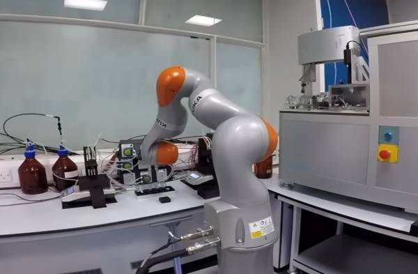 Ο πρώτος ρομποτικός χημικός που κάνει μόνος του πειράματα στο εργαστήριο