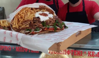 Αγίου Βαλεντίνου: Σουβλατζίδικο προσφέρει πιτόγυρο «ανθοδέσμη» 8,5 κιλών
