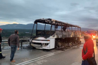 Πάτρα: Σχολικό λεωφορείο παίρνει φωτιά και τυλίγεται ταχύτατα στις φλόγες (Βίντεο)