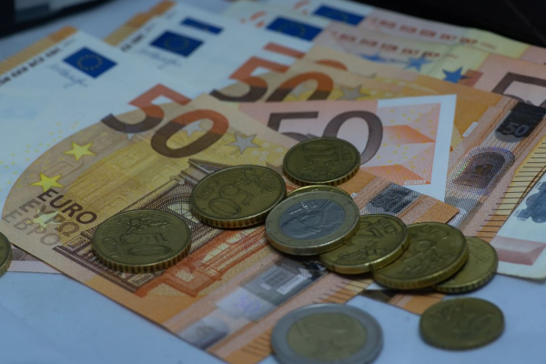 Μπόνους 300 ευρώ από ΔΥΠΑ: Σήμερα η πληρωμή - Πότε τα λεφτά στην τράπεζα