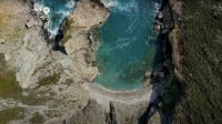 Πόρτες: «Κόβει» την ανάσα η εντυπωσιακή παραλία της Εύβοιας (Βίντεο)