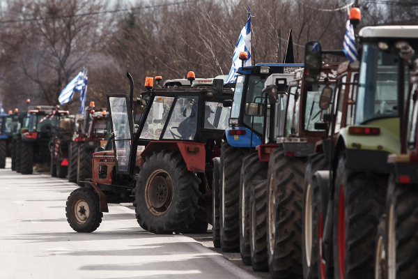 Κατεβαίνουν με τρακτέρ στην Αθήνα οι αγρότες - Μπλόκα στις εθνικές οδούς