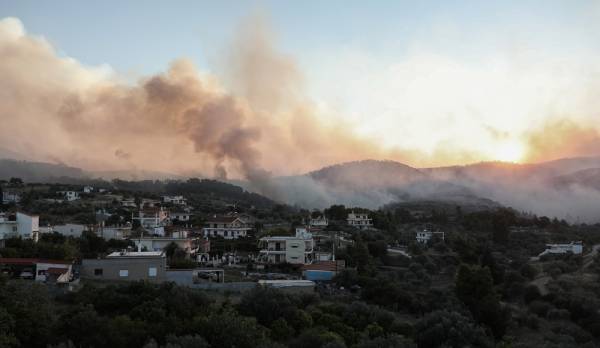 Φωτιά στις Κεχριές: Πολλές διάσπαρτες εστίες - Κάηκαν σπίτια, στις φλόγες πυροσβεστικό όχημα