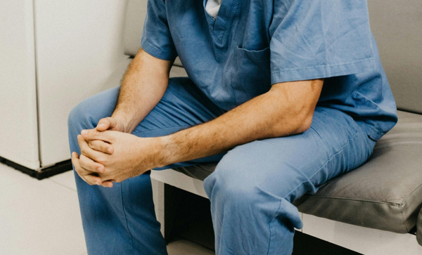 Στη φυλακή γιατρός για φακελάκια - Ζητούσε χρήματα για να «παρακάμψει την ουρά αναμονής» σε αντικαρκινικό νοσοκομείο