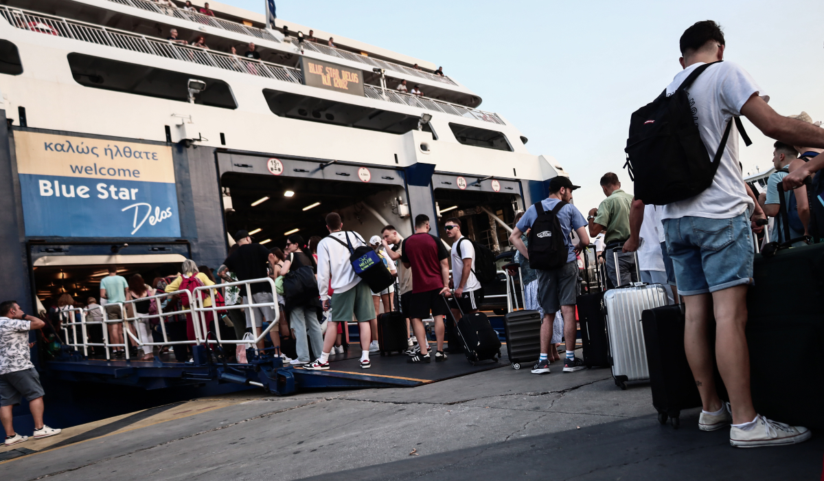 Γεμάτα πλοία στα λιμάνια, δυσαρεστημένοι οι ταξιδιώτες για τα «τσουχτερά» ακτοπλοϊκά