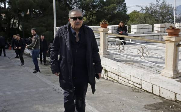 Λαζόπουλος: Απαρηγόρητος στην κηδεία της συζύγου του - Τα τελευταία λόγια
