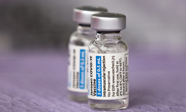 ΕΜΑ: Το εμβόλιο Johnson &amp; Johnson συνδέεται με σπάνια περίπτωση θρόμβωσης