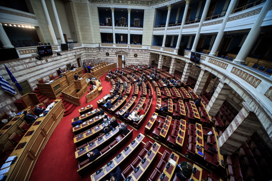 Νομοσχέδιο για ομόφυλα ζευγάρια: Ονομαστικά η ψηφοφορία, σε «αναμμένα κάρβουνα» η κυβέρνηση για τους «αντάρτες»