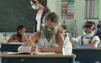 Επιστήμονας βρήκε τη λύση για να ανοίξουν τα σχολεία: Μάσκες με παροχή αποστειρωμένου αέρα στους μαθητές