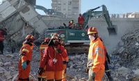 Θεσσαλονίκη: Εθελοντές πατέρας και γιος επιχείρησαν στα χαλάσματα των φονικών σεισμών στην Τουρκία