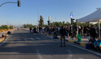 Η γέφυρα της... υπομονής στη Λάρισα: Περιμένουν για ώρες να περάσουν απέναντι πάνω σε εκσκαφείς
