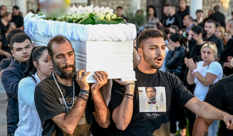 Βοιωτία: Θρήνος στην κηδεία του 17χρονου - Υποβασταζόμενη η μητέρα του (Φωτογραφίες)