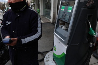 Επίδομα βενζίνης: Πώς θα πάρετε την προπληρωμένη κάρτα