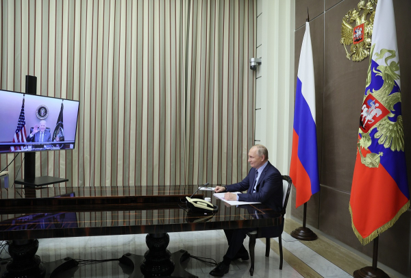 Επικοινωνία Μπάιντεν - Πούτιν με φόντο την Ουκρανία