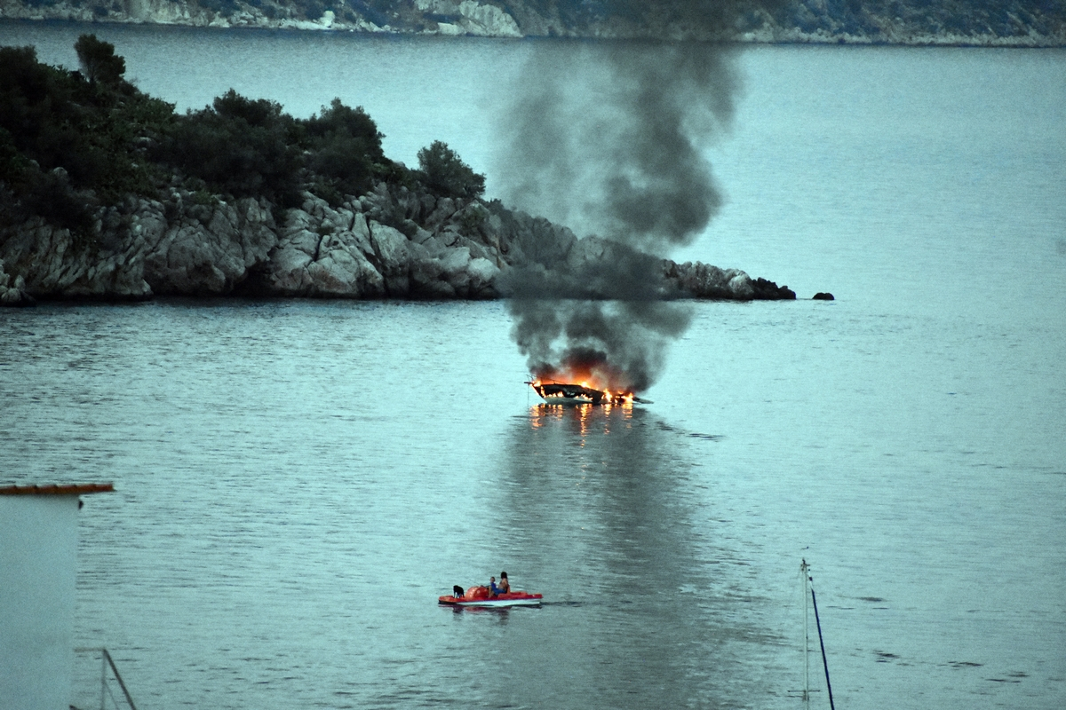 Έκρηξη σε σκάφος στο Τολό Αργολίδας - Δυο γυναίκες τραυματίες