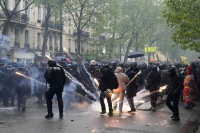 Χάος ξανά στη Γαλλία: Πρωτομαγιά με χιλιάδες πολίτες στο δρόμο - Ακραία βία και συλλήψεις