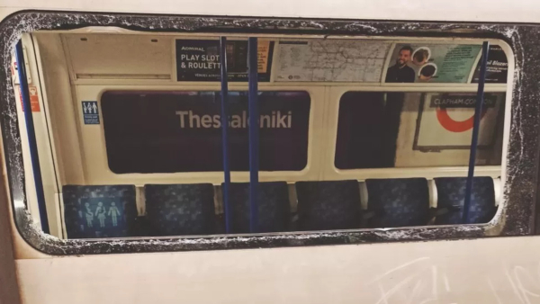 Πανικός από φωτιά στο μετρό του Λονδίνου - Επιβάτες έσπασαν παράθυρα βαγονιών (Βίντεο)