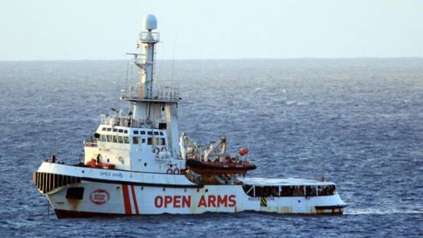 Λέσβος: Κάτοικοι εμπόδισαν πλοίο ΜΚΟ να προσεγγίσει το νησί (video)