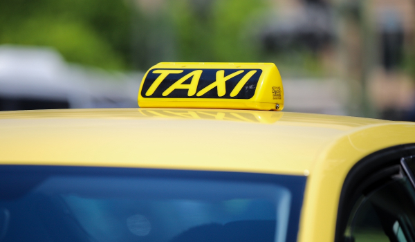 Κούρσα σωτηρίας στην Παραλιακή: Οδηγός ταξί μετέφερε τουρίστα στο Ωνάσειο σε χρόνο ρεκόρ
